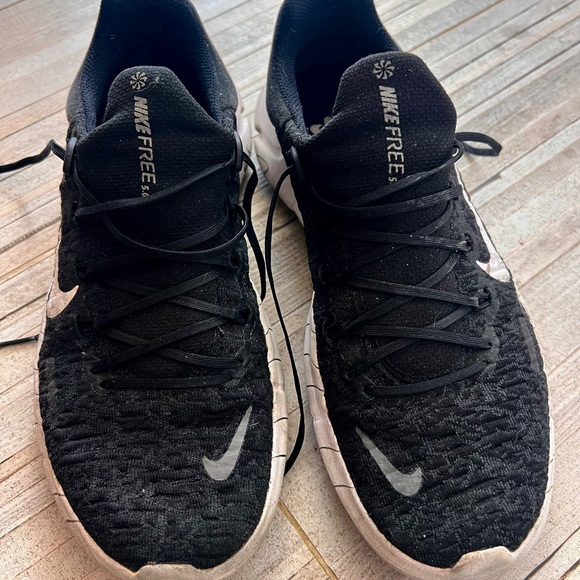 Nike Free 5.0 Black and White Running Shoes - Picture 2 of 5